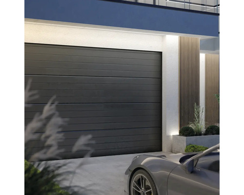 Graues Garagentor mit horizontaler Paneeloptik und moderner Hausfassade.