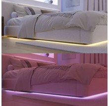 Bett mit LED-Beleuchtung unter dem Rahmen für stimmungsvolle Atmosphäre