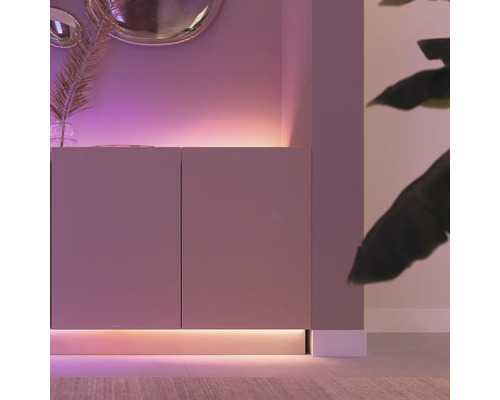 Modernes Sideboard mit indirekter Beleuchtung für ein stimmungsvolles Ambiente.