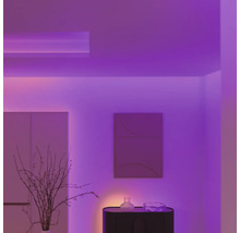 Dekorativer Raum mit indirekter Beleuchtung und minimalistischem Design