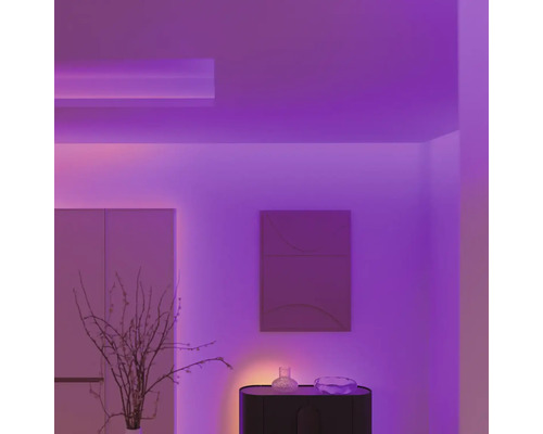 Dekorativer Raum mit indirekter Beleuchtung und minimalistischem Design
