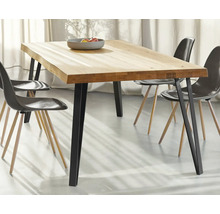 Esstisch mit Holzplatte und Stühlen im Esszimmer
