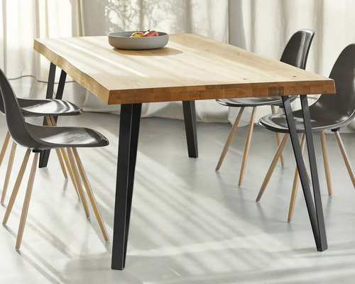 Esstisch mit Holzplatte und Stühlen im Esszimmer