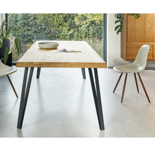 Esstisch aus Holz mit Metallbeinen und Stühlen in einem hellen Raum
