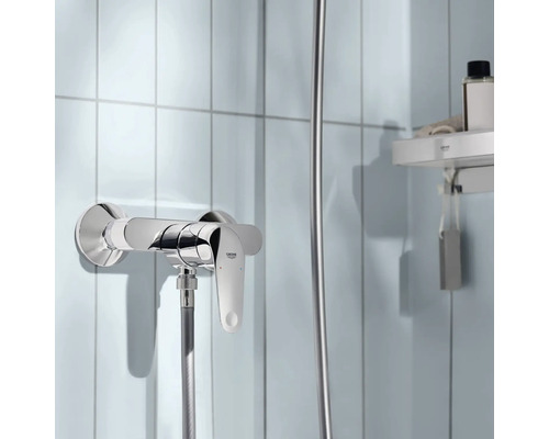 Aufputz-Brausearmatur im Badezimmer