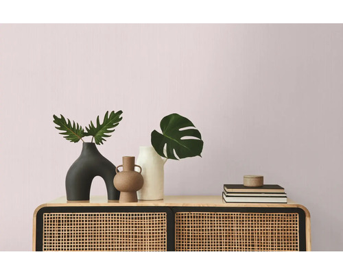 Dekorative Vasen und Bücher auf einem Schrank