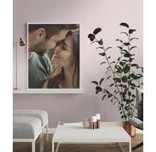 Wohnzimmerdekoration mit gerahmtem Porträt, Tisch und Pflanze