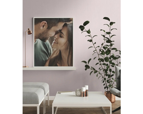 Wohnzimmerdekoration mit gerahmtem Porträt, Tisch und Pflanze