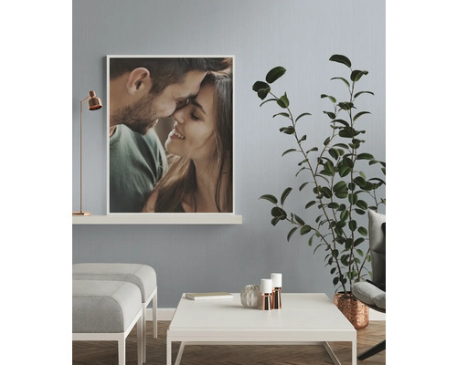 Wohnzimmer mit Foto eines Paares, Tisch, Pflanze und Lampe