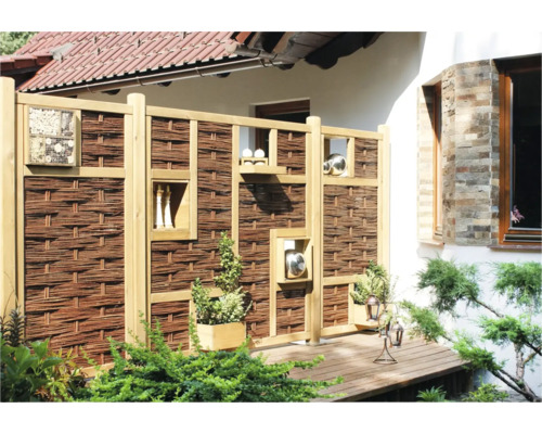 Dekorativer Sichtschutz aus Holz und Weide mit integrierten Dekorationselementen für den Gartenbereich.