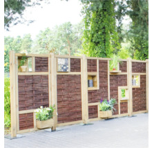 Dekorativer Sichtschutzzaun aus Holz mit eingearbeiteten Pflanzkästen und Insektenhotel