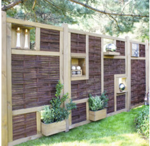 Dekorativer Gartenzaun mit Weidezaunelementen, Regalen und Pflanzkästen im Garten