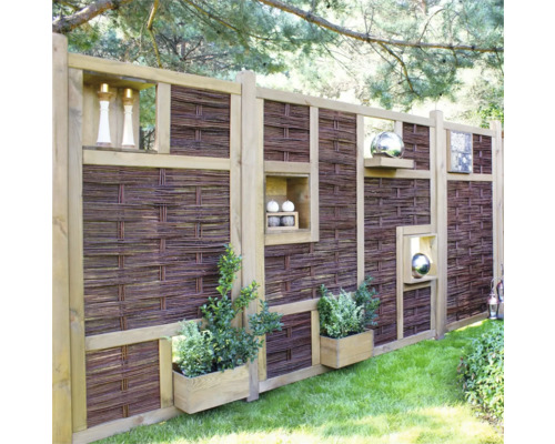 Dekorativer Gartenzaun mit Weidezaunelementen, Regalen und Pflanzkästen im Garten