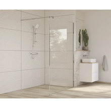 Badezimmer mit Duschabtrennung aus Glas und Waschtisch