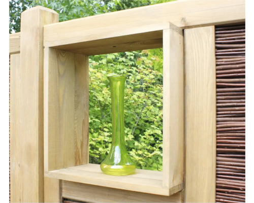 Dekorative Holzwand mit Ablage und Glasvase