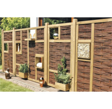 Dekorativer Sichtschutzzaun aus Weide mit Regalen und Dekorationen im Garten