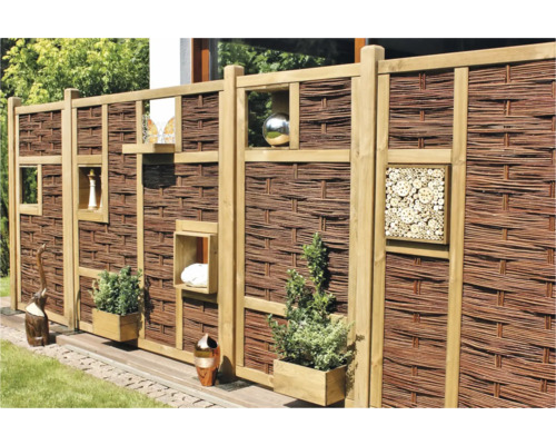 Dekorativer Sichtschutzzaun aus Weide mit Regalen und Dekorationen im Garten