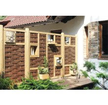 Dekorative Gartenszene mit Sichtschutzzaun aus Holz und Weide