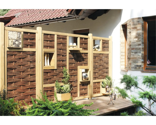 Dekorative Gartenszene mit Sichtschutzzaun aus Holz und Weide