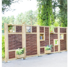 Dekorative Gartenzaun-Elemente aus Holz und Weide mit Pflanzkästen und Insektenhotel