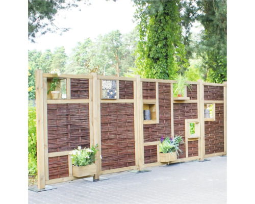 Dekorative Gartenzaun-Elemente aus Holz und Weide mit Pflanzkästen und Insektenhotel