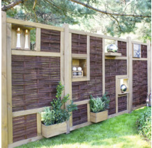 Dekorative Gartenzaunansicht mit Flechtzaunelementen und integrierten Dekoelementen