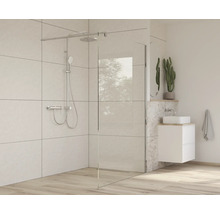 Badezimmer mit Duschwand, Duscharmatur und Waschtisch