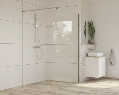 Badezimmer mit begehbarer Dusche, Waschtisch und Spiegel