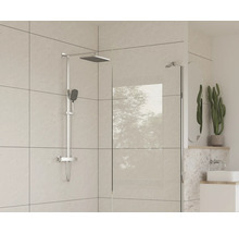 Moderne Dusche mit Duschkopf und Handbrause in einem hellen Badezimmer.