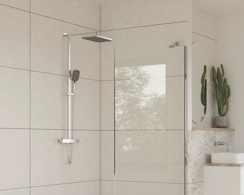 Moderne Dusche mit Duschkopf und Handbrause in einem hellen Badezimmer.