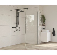 Modernes Badezimmer mit ebenerdiger Dusche, schwarzer Duscharmatur und Waschbecken