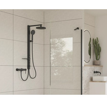 Modernes Badezimmer mit schwarzer Duscharmatur und Glaswand.