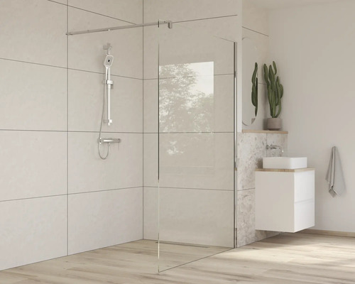 Helles Badezimmer mit Duschwand, Waschbecken und Spiegel