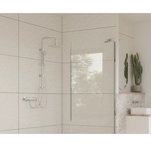 Badezimmer mit Duscharmatur, Duschwand und Waschbecken