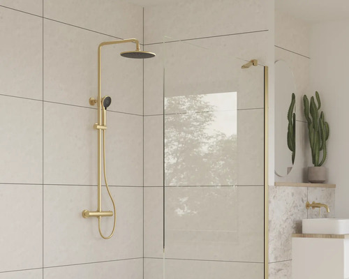 Modernes Badezimmer mit Duscharmatur und Glaswand