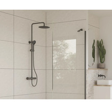 Badezimmer mit Duscharmatur und Duschabtrennung