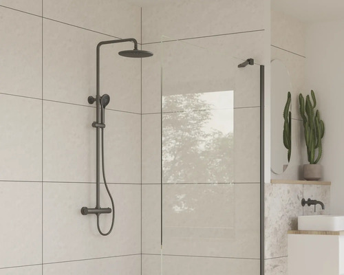 Badezimmer mit Duscharmatur und Duschabtrennung