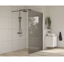 Badezimmer mit Duschabtrennung, Duscharmatur und Waschtisch