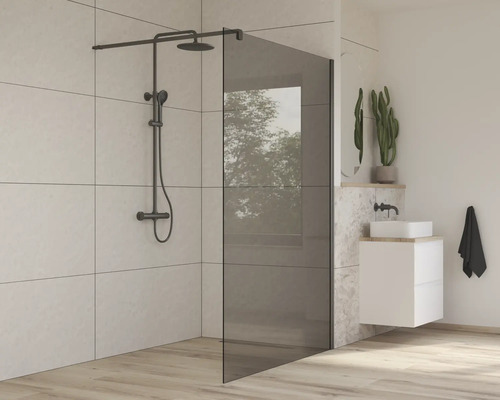 Badezimmer mit Duschabtrennung, Duscharmatur und Waschtisch
