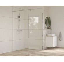 Badezimmer mit Duschkabine, Waschbecken und Armatur