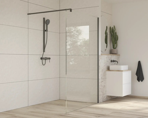 Modernes Badezimmer mit Duschkabine, Waschbecken und Dekoration