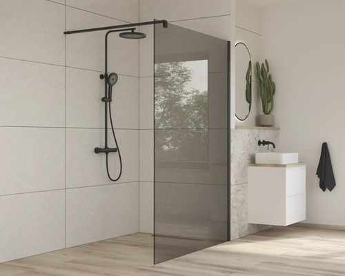 Modernes Badezimmer mit Duschabtrennung aus Glas und Duscharmatur