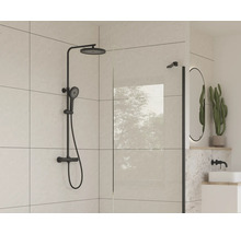 Badezimmer mit schwarzer Duschgarnitur und Duschwand