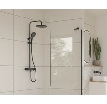 Duschkabine mit Armaturen und Accessoires in einem hellen Badezimmer