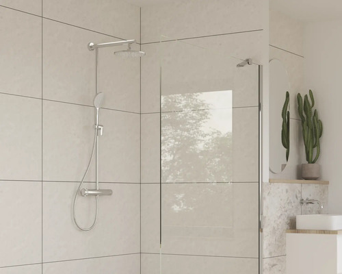 Badezimmer mit Duscharmatur und Duschabtrennung aus Glas