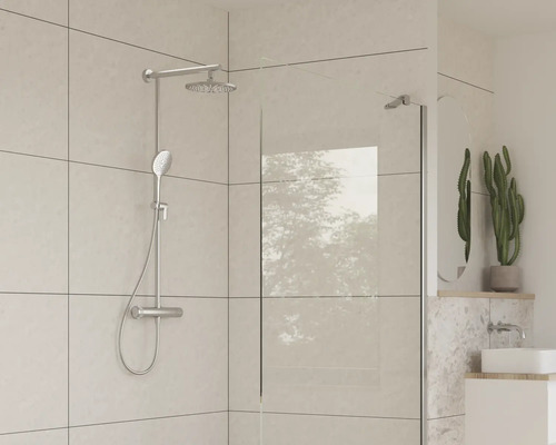 Duschkabine mit Kopf- und Handbrause in hellem Badezimmer