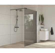 Modernes Badezimmer mit Duschabtrennung aus Glas und Armaturen