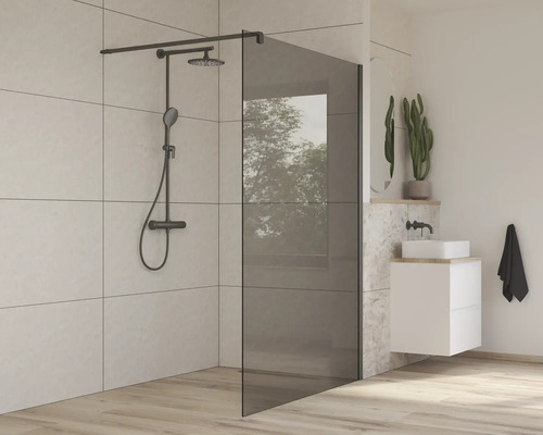 Modernes Badezimmer mit Duschabtrennung aus Glas und Armaturen