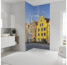 Helles Badezimmer mit Duschabtrennung und Stadtmotiv