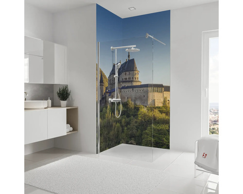 Helles Badezimmer mit Duschwand mit Schlossmotiv, Waschtisch und Spiegel